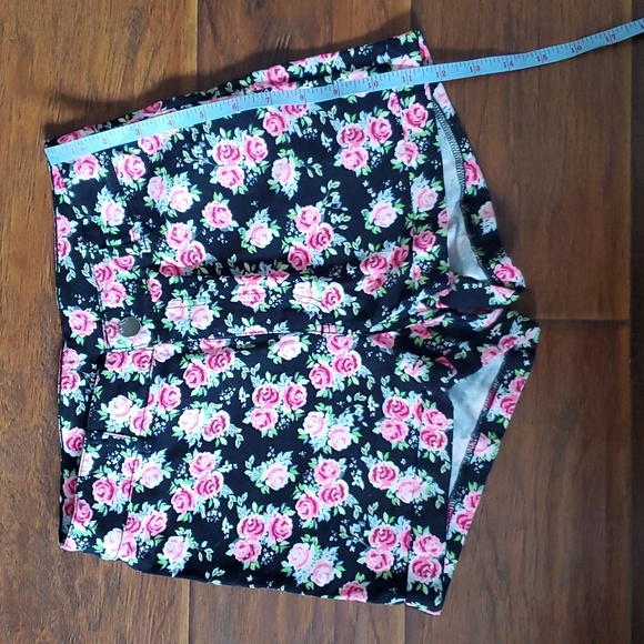 H&M Divided Floral Denim Shorts - Picture 4 of 4